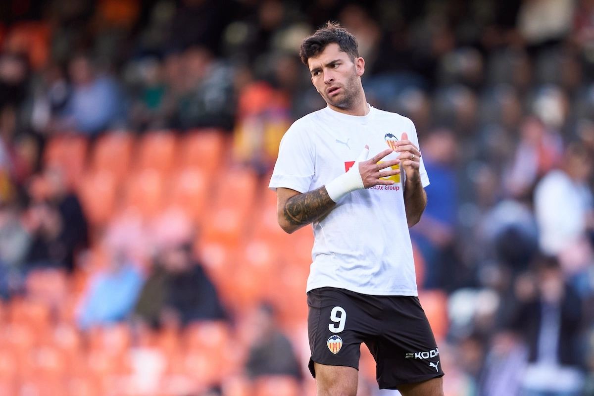 VALENCIA, SPAIN - DECEMBER 07: Hugo Duro of Valencia CF warms up prior to the LaLiga EA Sports match between Valencia CF and Sevilla FC at Estadi de Mestalla on December 07, 2025 in Valencia, Spain. (Photo by Mateo Villalba Sanchez/Getty Images) l Real Madrid
