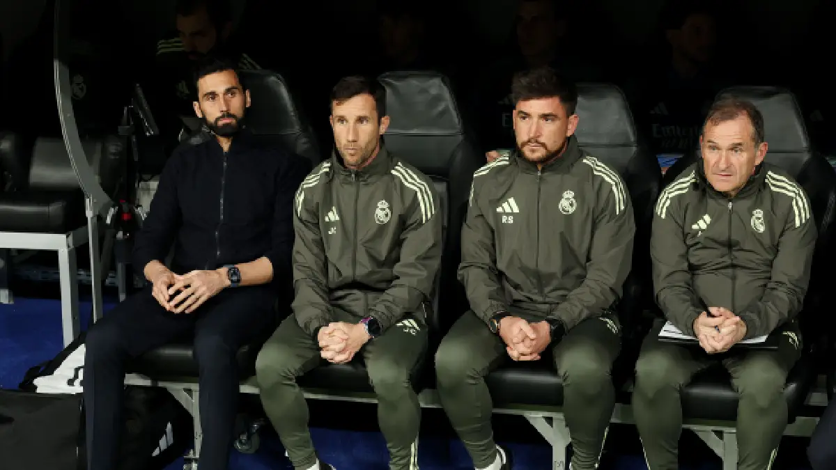 MADRID, SPAIN - FEBRUARY 25: Alvaro Arbeloa, Head Coach of Real Madrid, and assistants, Julian Carmona, Ricardo da Silva and Luis Llopis look on from the bench prior to the UEFA Champions League 2025/26 League Knockout Play-off Second Leg match between Real Madrid C.F. and SL Benfica at Estadio Santiago Bernabeu on February 25, 2026 in Madrid, Spain. (Photo by Clive Brunskill/Getty Images)