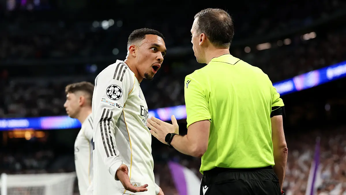 MADRID, SPAIN - FEBRUARY 25: Trent Alexander-Arnold of Real Madrid speaks with Referee, Slavko Vincic during the UEFA Champions League 2025/26 League Knockout Play-off Second Leg match between Real Madrid C.F. and SL Benfica at Estadio Santiago Bernabeu on February 25, 2026 in Madrid, Spain. (Photo by Clive Brunskill/Getty Images)