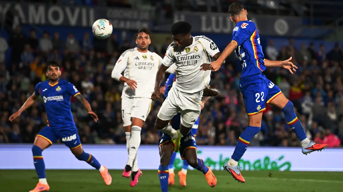 GETAFE, SPAIN - OCTOBER 19: Aurelien Tchouameni of Real Madrid wins a header whilst under pressure from Domingos Duarte of Getafe CF during the LaLiga EA Sports match between Getafe CF and Real Madrid CF at Coliseum Alfonso Perez on October 19, 2025 in Getafe, Spain. (Photo by Denis Doyle/Getty Images)