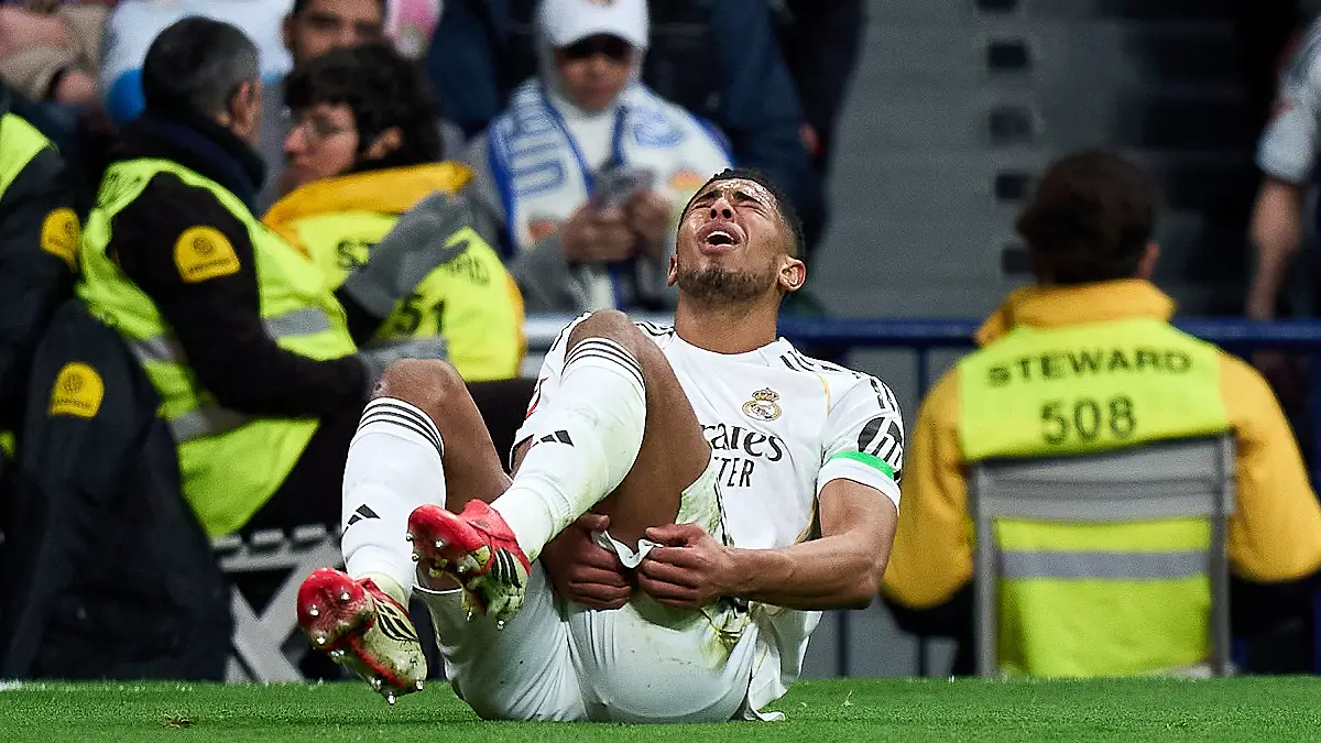 MADRID, SPAIN - FEBRUARY 01: Jude Bellingham of Real Madrid goes down with an injury during the LaLiga EA Sports match between Real Madrid CF and Rayo Vallecano de Madrid at Estadio Santiago Bernabeu on February 01, 2026 in Madrid, Spain. (Photo by Angel Martinez/Getty Images)