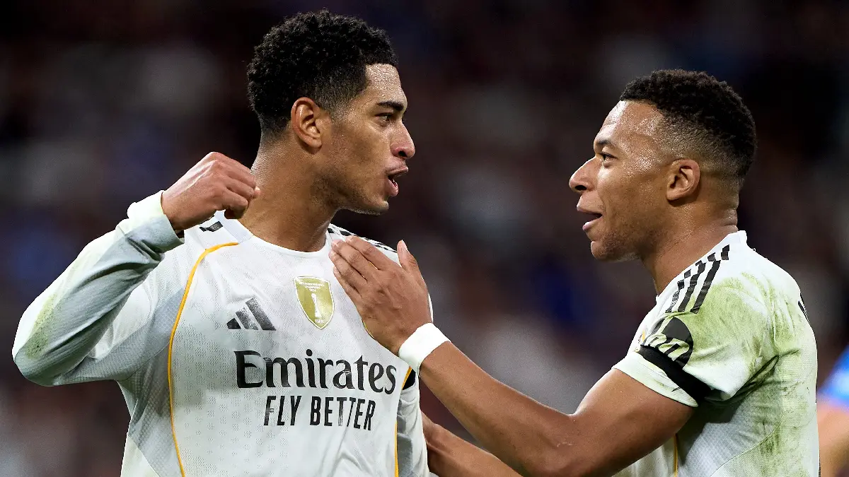 MADRID, SPAIN - NOVEMBER 01: Jude Bellingham of Real Madrid celebrates scoring his team's third goal with Kylian Mbappe during the LaLiga EA Sports match between Real Madrid CF and Valencia CF at Estadio Santiago Bernabeu on November 01, 2025 in Madrid, Spain. (Photo by Angel Martinez/Getty Images)
