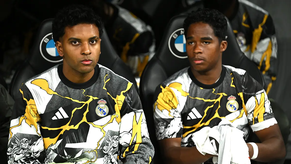 Rodrygo et Endrick sur le banc du Real Madrid lors du match face au Celta de Vigo le 7 décembre 2025 (Photo by Denis Doyle/Getty Images).