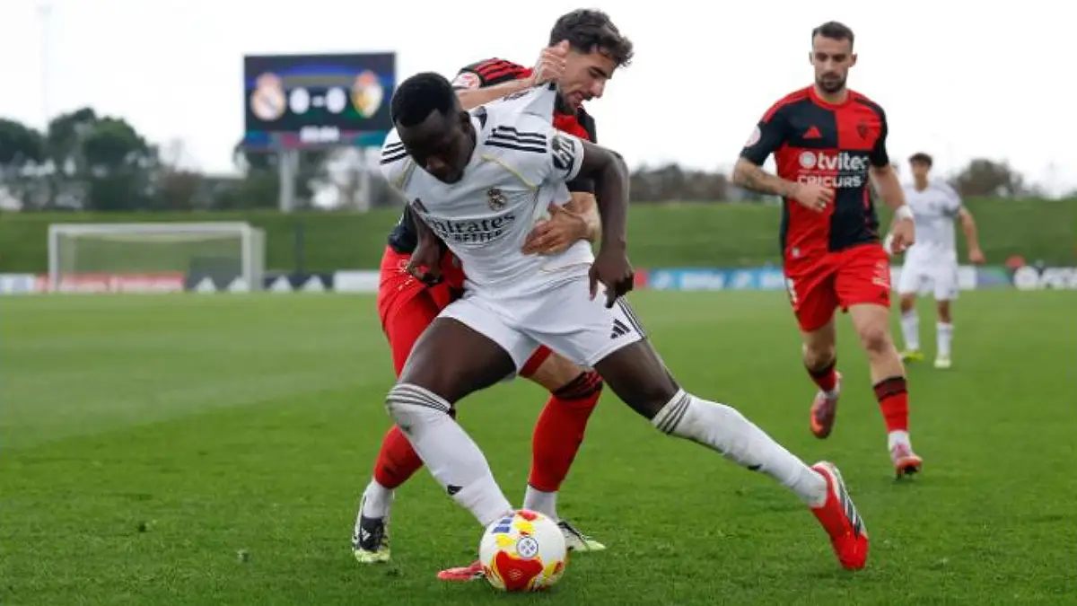 Lamini Fati au duel lors de la rencontre Real Madrid Castilla - Ponferrada (realmadrid.com)