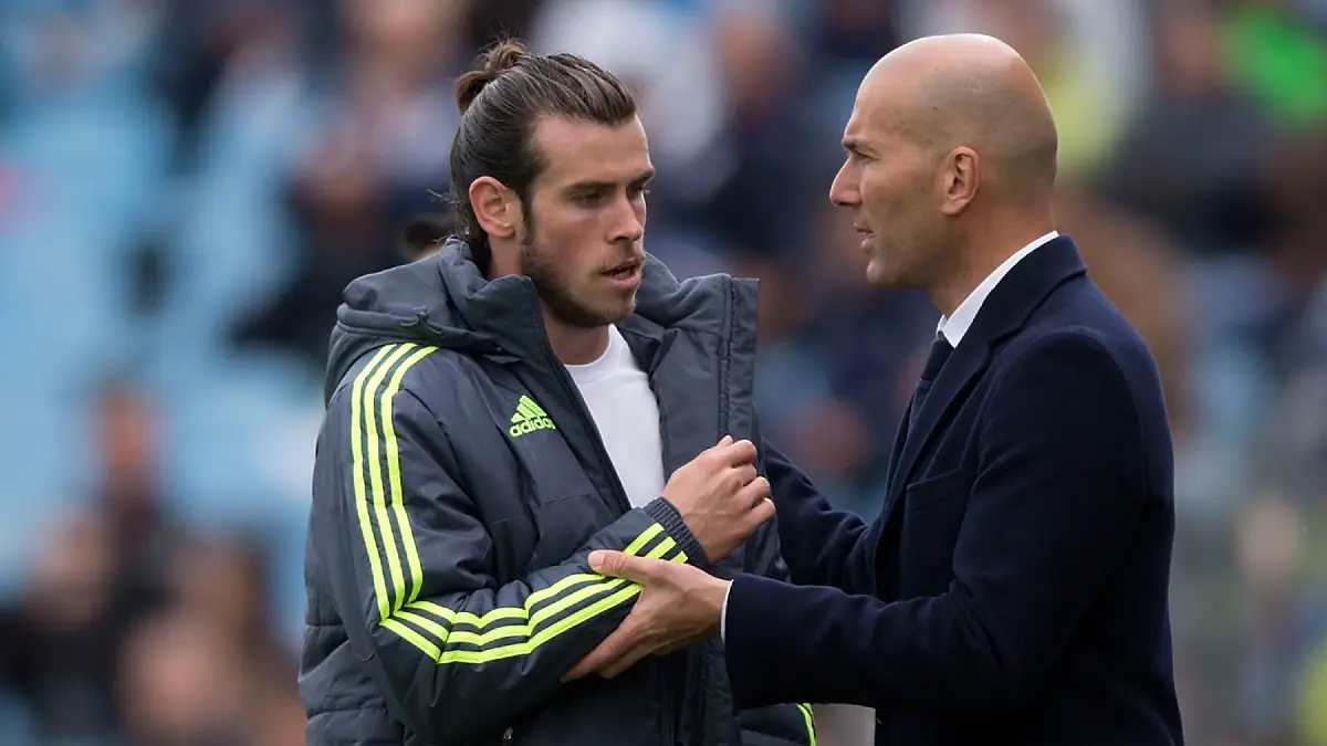 GETAFE, SPAIN - APRIL 16: Gareth Bale (L) of Real Madrid CF clashes hands with his head coach Zinedine Zidane (R) as he leaves the pithc during the La Liga match between Getafe CF and Real Madrid CF at Coliseum Alfonso Perez on April 16, 2016 in Getafe, Spain. (Photo by Gonzalo Arroyo Moreno/Getty Images)
