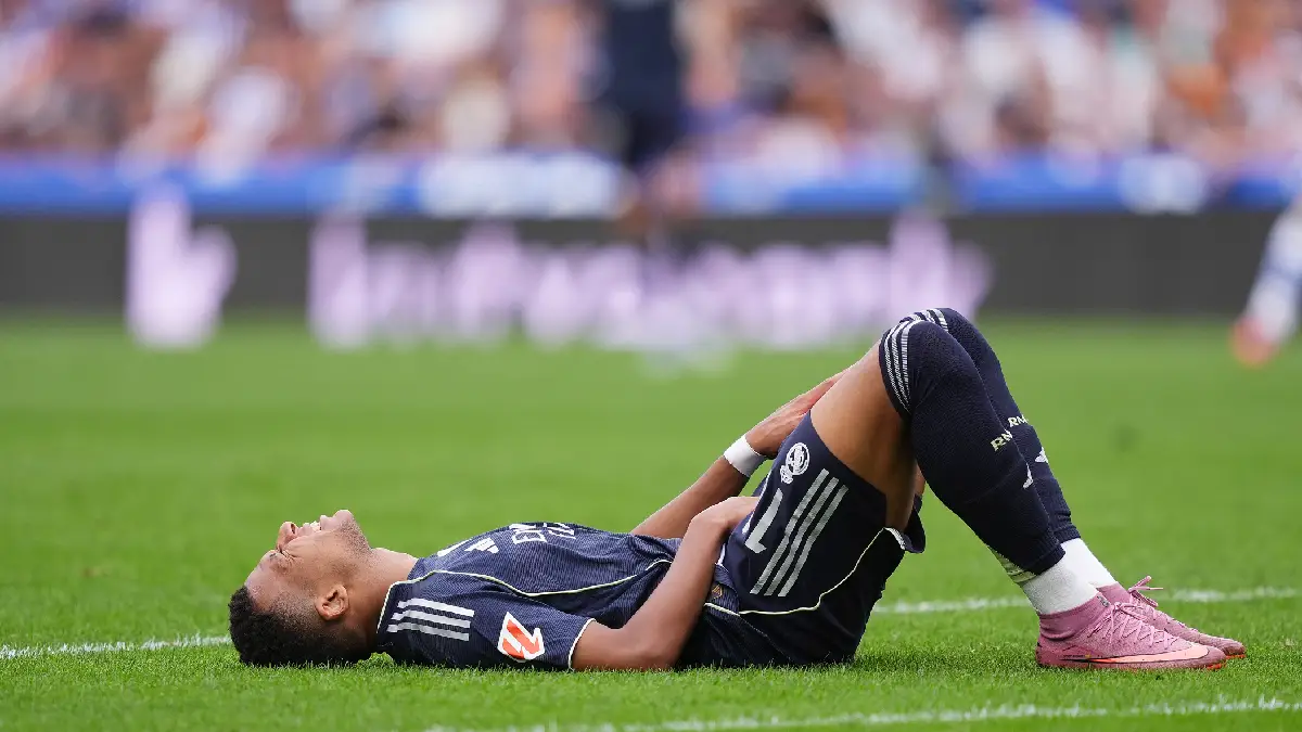 SAN SEBASTIAN, SPAIN - SEPTEMBER 13: Kylian Mbappe of Real Madrid goes down with an injury during the LaLiga EA Sports match between Real Sociedad and Real Madrid CF at Reale Arena on September 13, 2025 in San Sebastian, Spain. (Photo by Juan Manuel Serrano Arce/Getty Images)