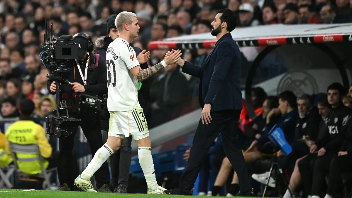 MADRID, SPAIN - FEBRUARY 01: Franco Mastantuono of Real Madrid shakes hands with Alvaro Arbeloa, Head Coach of Real Madrid after being substituted off during the LaLiga EA Sports match between Real Madrid CF and Rayo Vallecano de Madrid at Estadio Santiago Bernabeu on February 01, 2026 in Madrid, Spain. (Photo by Denis Doyle/Getty Images)