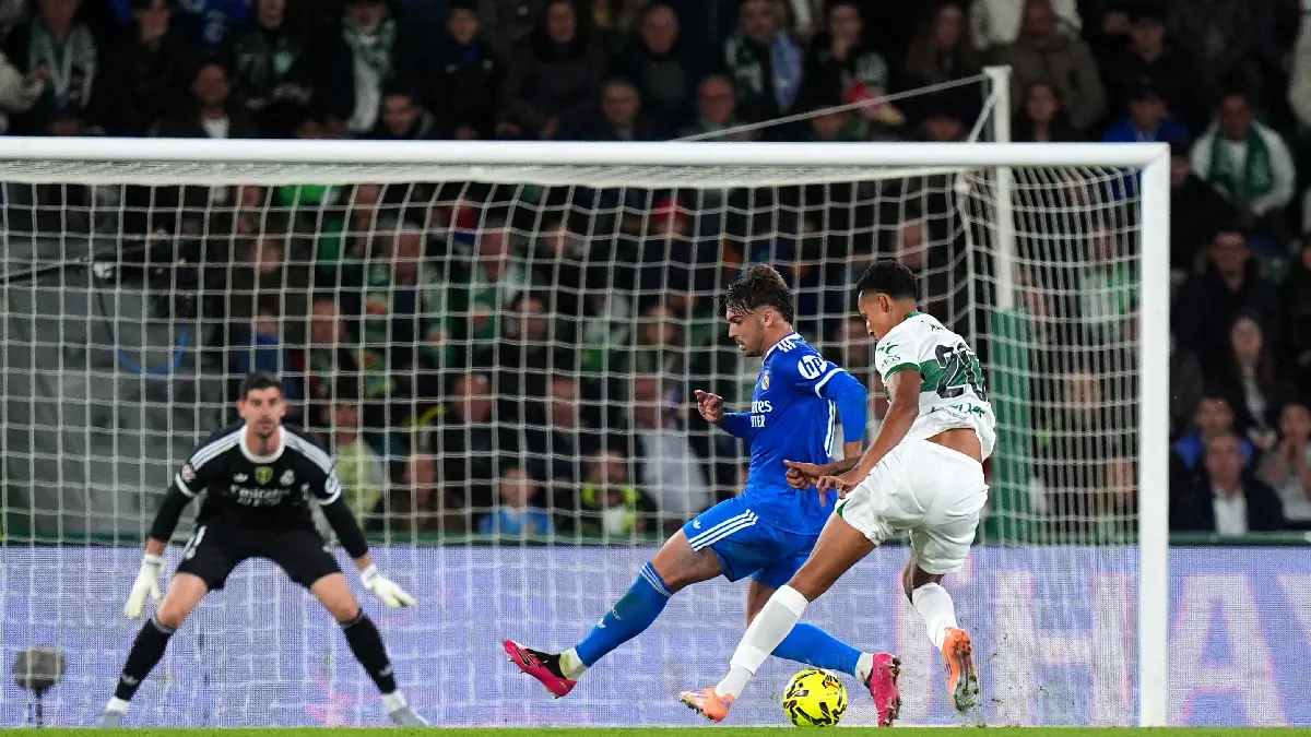 ELCHE, SPAIN - NOVEMBER 23: Alvaro Rodriguez of Elche CF runs to score his team's second goal during the LaLiga EA Sports match between Elche CF and Real Madrid CF at Estadio Manuel Martinez Valero on November 23, 2025 in Elche, Spain. (Photo by Angel Martinez/Getty Images)