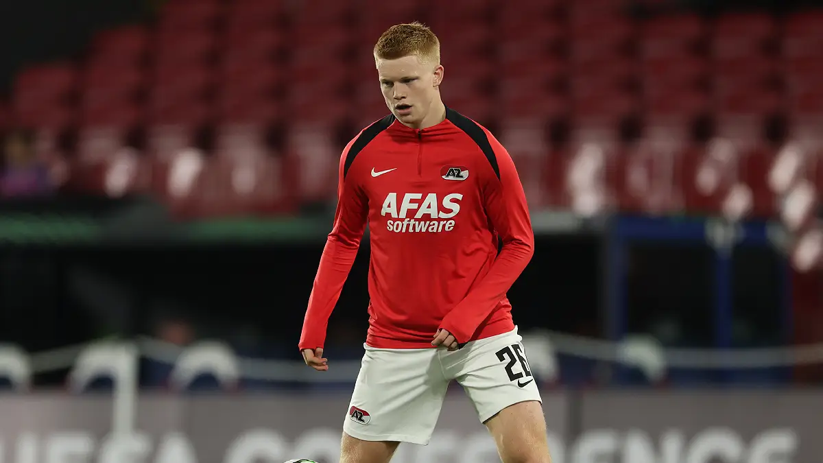 LONDON, ENGLAND - NOVEMBER 06: Kees Smit of AZ Alkmaar warms up prior to the UEFA Conference League 2025/26 League Phase MD3 match between Crystal Palace FC and AZ Alkmaar at Selhurst Park on November 06, 2025 in London, England. (Photo by Richard Pelham/Getty Images)