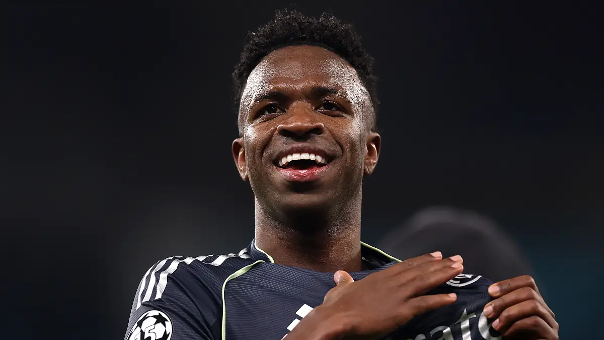 Vinicius Jr célébrant la victoire du Real Madrid à Manchester mardi soir (Photo by Carl Recine/Getty Images).
