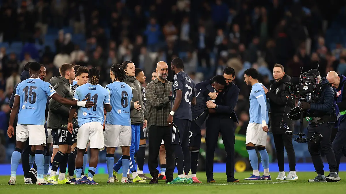 Guardiola et Arbeloa félicitant les acteurs de la rencontre Manchester City-Real Madrid (Photo by Carl Recine/Getty Images).