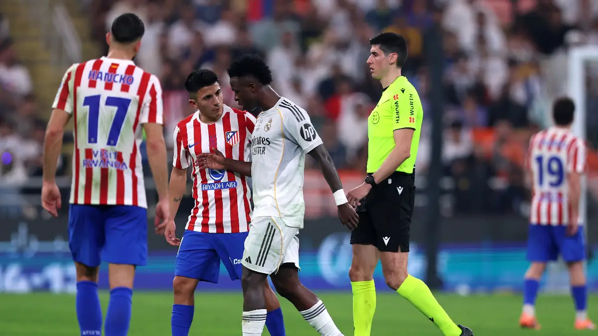 JEDDAH, SAUDI ARABIA - JANUARY 08: Thiago Almada of Atletico de Madrid speaks to Vinicius Junior of Real Madrid during the Spanish Super Cup Semi-Final match between Real Madrid and Atletico Madrid at King Abdullah Sports City Hall Stadium on January 08, 2026 in Jeddah, Saudi Arabia. (Photo by Yasser Bakhsh/Getty Images)