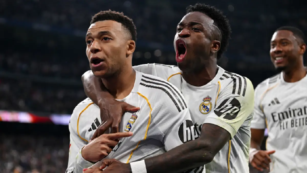 MADRID, SPAIN - FEBRUARY 01: Kylian Mbappe of Real Madrid celebrates scoring his team's second goal with teammate Vinicius Junior during the LaLiga EA Sports match between Real Madrid CF and Rayo Vallecano de Madrid at Estadio Santiago Bernabeu on February 01, 2026 in Madrid, Spain. (Photo by Denis Doyle/Getty Images)