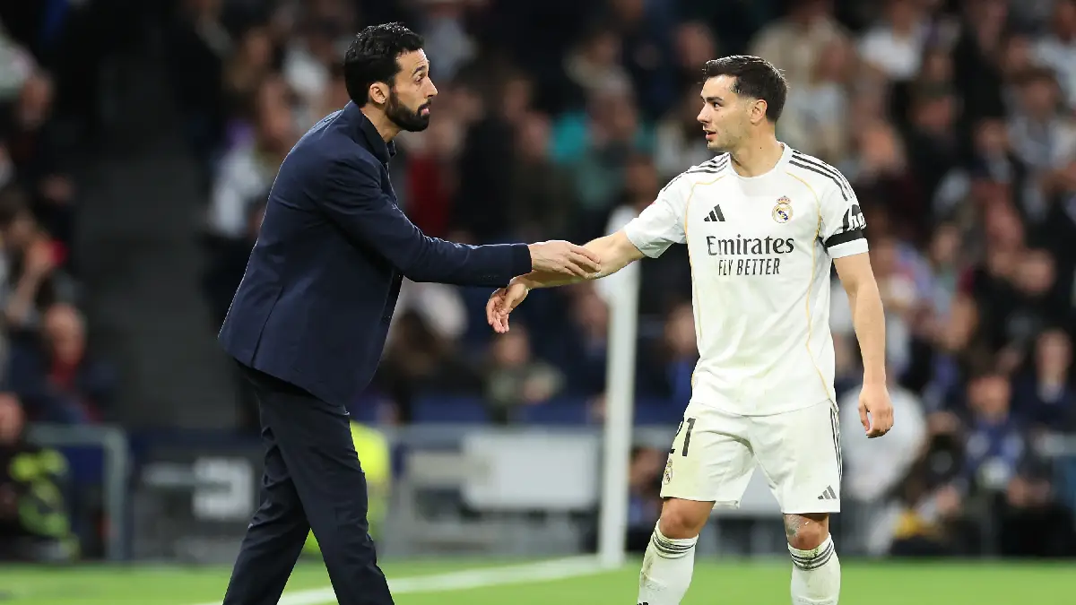 MADRID, SPAIN - MARCH 14: Alvaro Arbeloa, Head Coach of Real Madrid, talks with Brahim Diaz during the LaLiga EA Sports match between Real Madrid CF and Elche CF at Estadio Santiago Bernabeu on March 14, 2026 in Madrid, Spain. (Photo by Florencia Tan Jun/Getty Images)