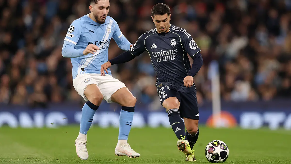 Brahim Diaz au duel avec Rayan Cherki lors de Manchester City-Real Madrid le 17 mars (Photo by Carl Recine/Getty Images).