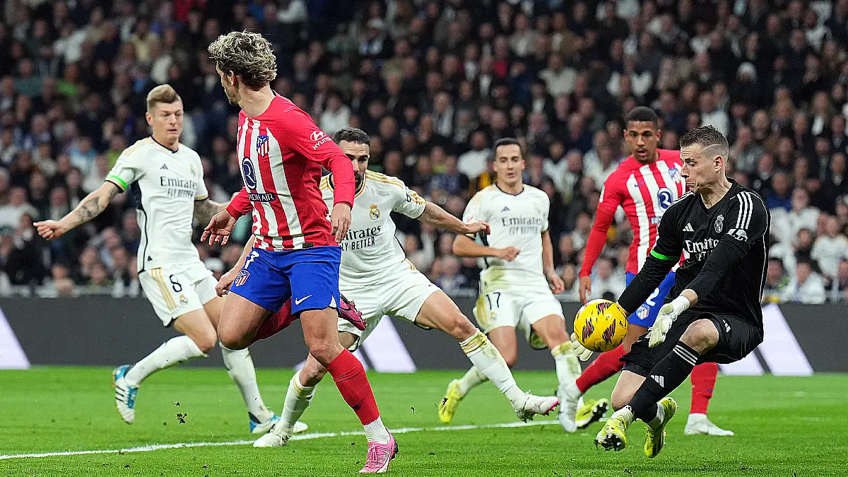 MADRID, SPAIN - FEBRUARY 04: Andriy Lunin of Real Madrid saves the shot of Antoine Griezmann of Atletico Madrid during the LaLiga EA Sports match between Real Madrid CF and Atletico Madrid at Estadio Santiago Bernabeu on February 04, 2024 in Madrid, Spain. (Photo by Angel Martinez/Getty Images)