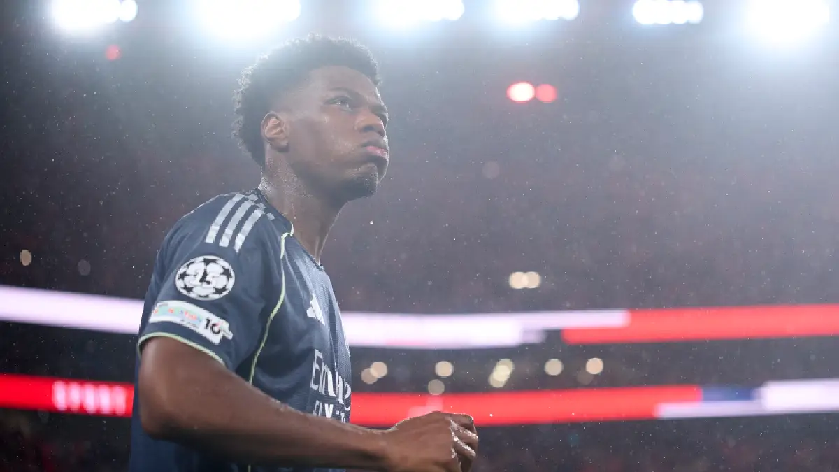 LISBON, PORTUGAL - JANUARY 28: Aurelien Tchouameni of Real Madrid CF drinks water prior to the UEFA Champions League 2025/26 League Phase MD8 match between SL Benfica and Real Madrid C.F. at Estadio Da Luz on January 28, 2026 in Lisbon, Portugal. (Photo by Jose Manuel Alvarez Rey/Getty Images)