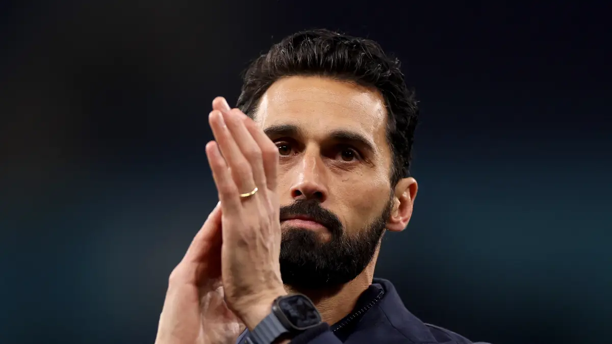 MANCHESTER, ENGLAND - MARCH 17: Alvaro Arbeloa, Head Coach of Real Madrid, applauds the fans following the UEFA Champions League 2025/26 Round of 16 Second Leg match between Manchester City FC and Real Madrid CF at City of Manchester Stadium on March 17, 2026 in Manchester, England. (Photo by Carl Recine/Getty Images)