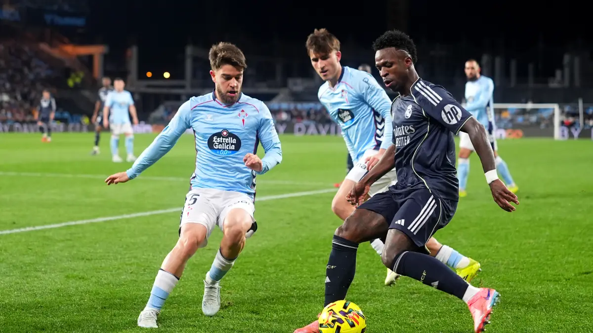 VIGO, SPAIN - MARCH 06: Sergio Carreira of Celta Vigo and Vinicius Junior of Real Madrid battle for possession during the LaLiga EA Sports match between RC Celta de Vigo and Real Madrid CF at Estadio Abanca-Balaidos on March 06, 2026 in Vigo, Spain. (Photo by Jose Manuel Alvarez Rey/Getty Images)
