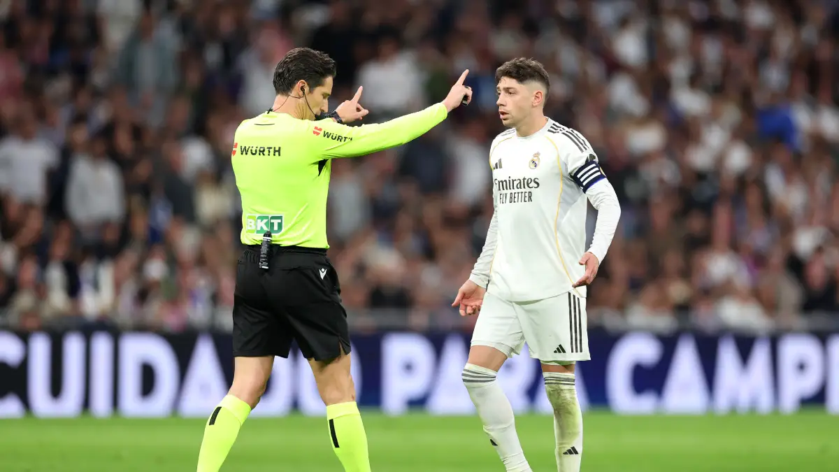 MADRID, SPAIN - MARCH 22: Federico Valverde of Real Madrid reacts towards Referee Jose Munuera after being shown a red card during the LaLiga EA Sports match between Real Madrid CF and Atletico de Madrid at Estadio Santiago Bernabeu on March 22, 2026 in Madrid, Spain. (Photo by Florencia Tan Jun/Getty Images)