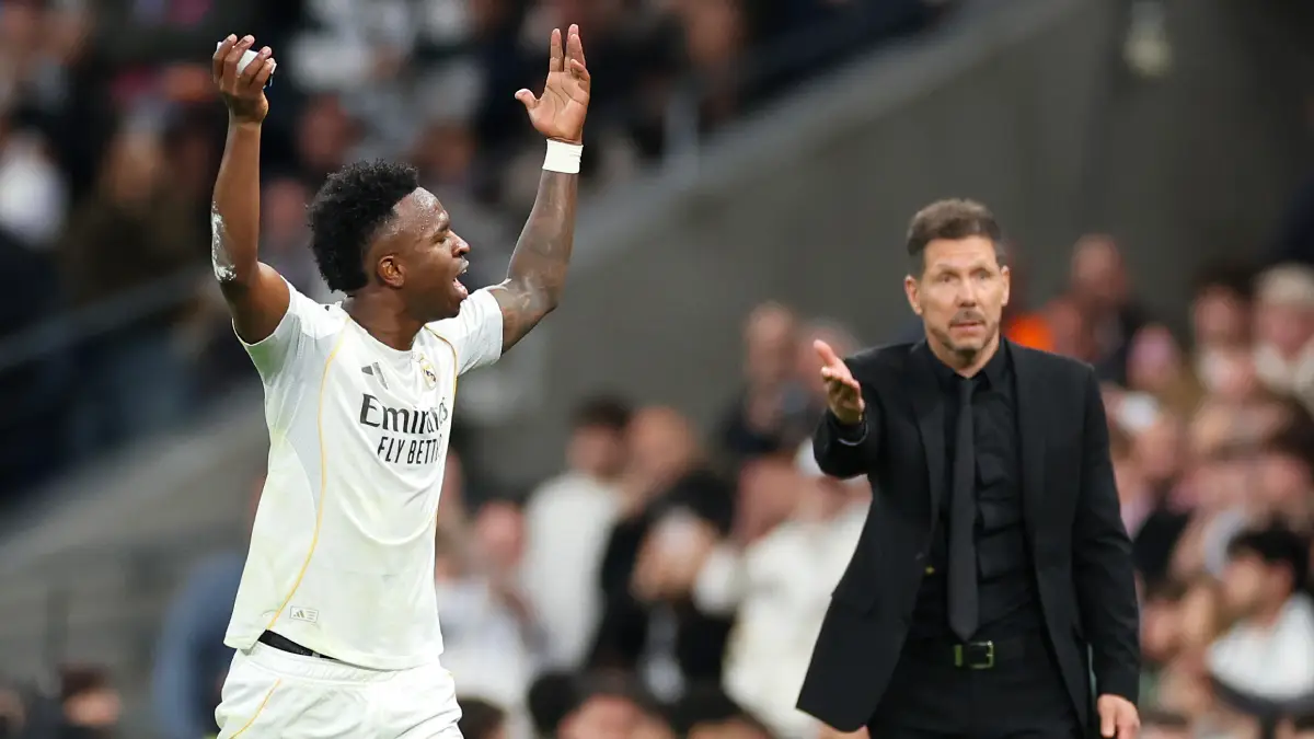 MADRID, SPAIN - MARCH 22: Diego Simeone, Head Coach of Atletico de Madrid, reacts as Vinicius Junior of Real Madrid leaves the pitch after being substituted during the LaLiga EA Sports match between Real Madrid CF and Atletico de Madrid at Estadio Santiago Bernabeu on March 22, 2026 in Madrid, Spain. (Photo by Florencia Tan Jun/Getty Images)