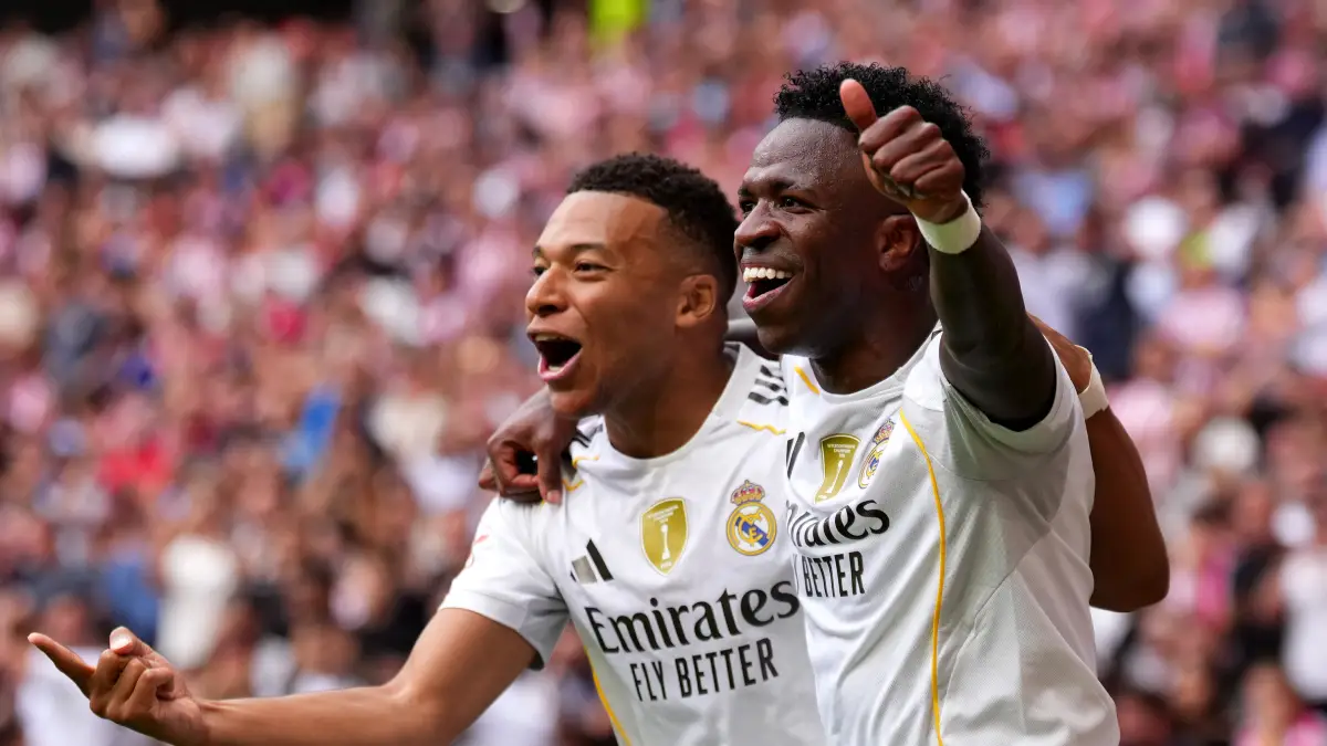 MADRID, SPAIN - SEPTEMBER 27: Kylian Mbappe of Real Madrid (L) celebrates scoring his team's first goal with teammate Vinicius Junior of Real Madrid (R) during the LaLiga EA Sports match between Atletico de Madrid and Real Madrid CF at Riyadh Air Metropolitano on September 27, 2025 in Madrid, Spain. (Photo by Angel Martinez/Getty Images)