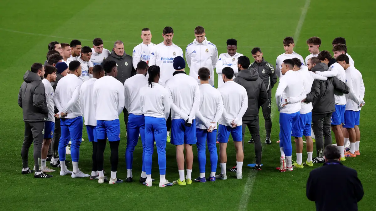 MANCHESTER, ENGLAND - MARCH 16: Alvaro Arbeloa, Head Coach of Real Madrid, speaks to his team during a training session ahead of the UEFA Champions League 2025/26 Round of 16 Second Leg match between Manchester City and Real Madrid at City of Manchester Stadium on March 16, 2026 in Manchester, England. (Photo by Alex Livesey/Getty Images)