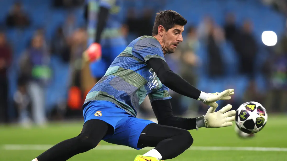 MANCHESTER, ENGLAND - MARCH 17: Thibaut Courtois of Real Madrid warms up prior to the UEFA Champions League 2025/26 Round of 16 Second Leg match between Manchester City FC and Real Madrid CF at City of Manchester Stadium on March 17, 2026 in Manchester, England. (Photo by Carl Recine/Getty Images)