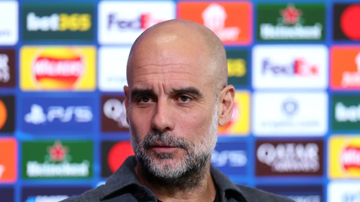 Pep Guardiola, au micro, explique la décision de donner un jour de repos avant le match contre le Real Madrid (Photo by Alex Livesey/Getty Images)