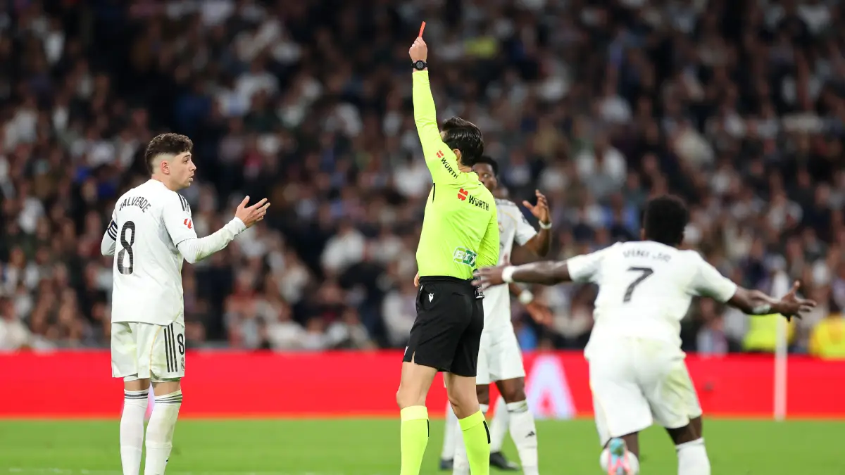 MADRID, SPAIN - MARCH 22: Referee Jose Munuera shows a red card to Federico Valverde of Real Madrid during the LaLiga EA Sports match between Real Madrid CF and Atletico de Madrid at Estadio Santiago Bernabeu on March 22, 2026 in Madrid, Spain. (Photo by Florencia Tan Jun/Getty Images)