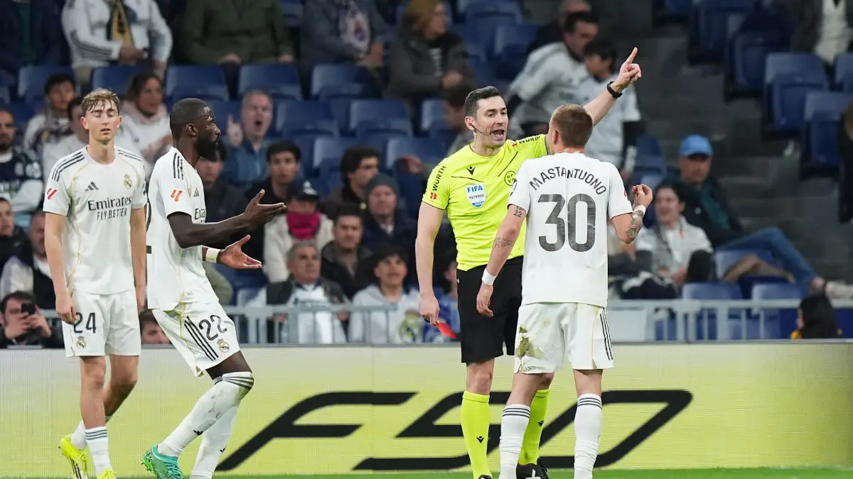 MADRID, SPAIN - MARCH 02: Franco Mastantuono of Real Madrid discusses with referee Alejandro Muñiz Ruiz after being shown the red card during the LaLiga EA Sports match between Real Madrid CF and Getafe CF at Estadio Santiago Bernabeu on March 02, 2026 in Madrid, Spain. (Photo by Angel Martinez/Getty Images)