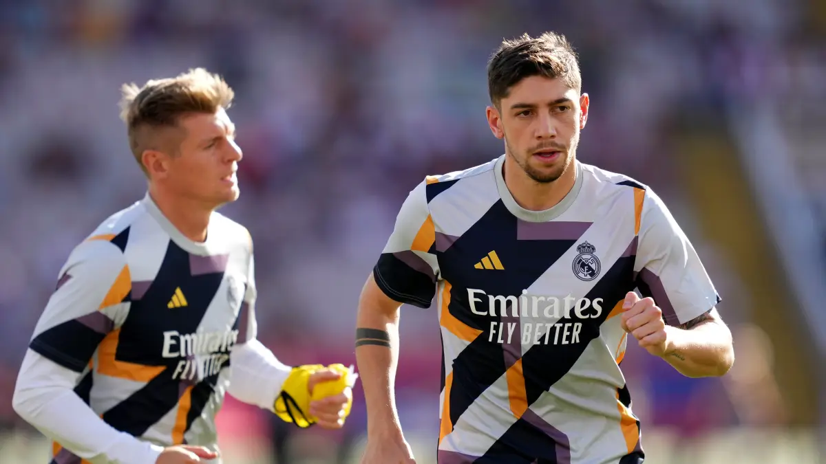 BARCELONA, SPAIN - OCTOBER 28: Toni Kroos and Federico Valverde of Real Madrid warm up prior to the LaLiga EA Sports match between FC Barcelona and Real Madrid CF at Estadi Olimpic Lluis Companys on October 28, 2023 in Barcelona, Spain. (Photo by Alex Caparros/Getty Images)