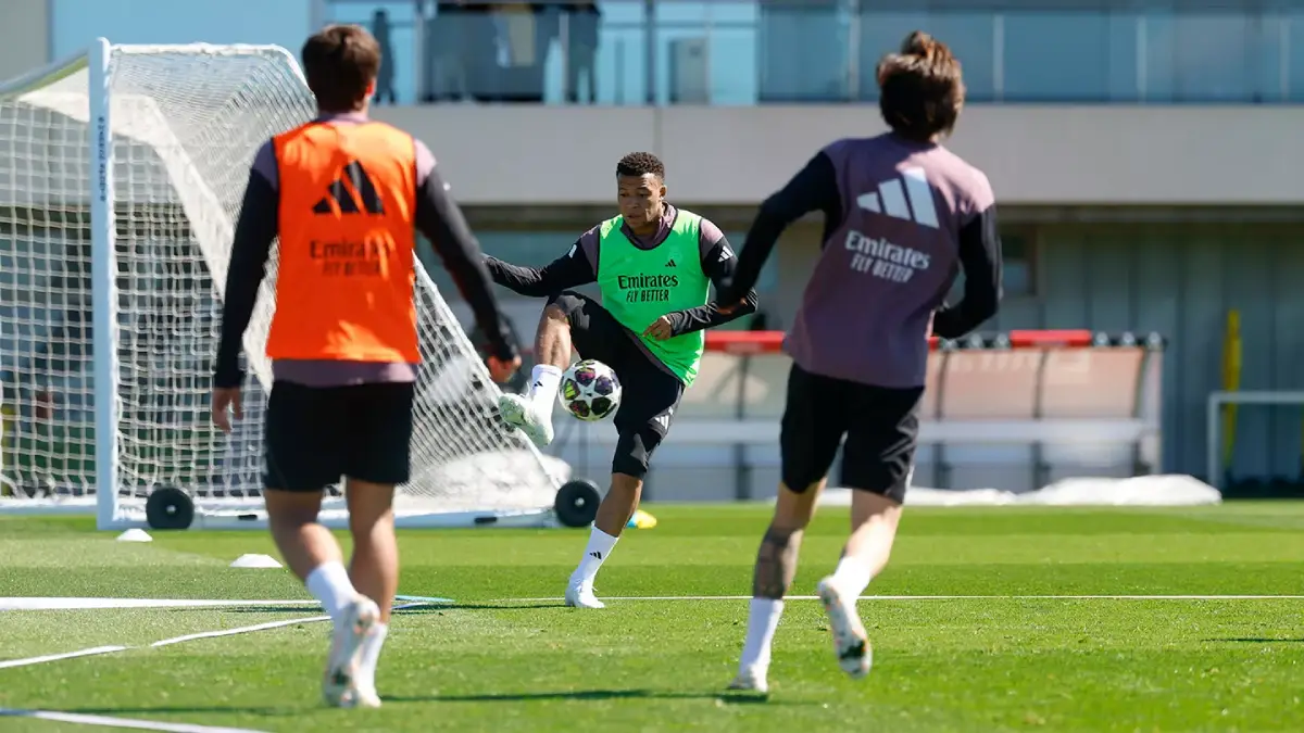 Mbappé dribble intensément lors de l’entraînement du Real Madrid à Madrid, avant le déplacement à Manchester (realmadrid.com)