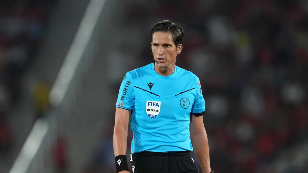 MALLORCA, SPAIN - AUGUST 16: Referee Jose Luis Munuera Montero looks on during the LaLiga EA Sports match between RCD Mallorca and FC Barcelona at Estadio de Son Moix on August 16, 2025 in Mallorca, Spain. (Photo by Alex Caparros/Getty Images)