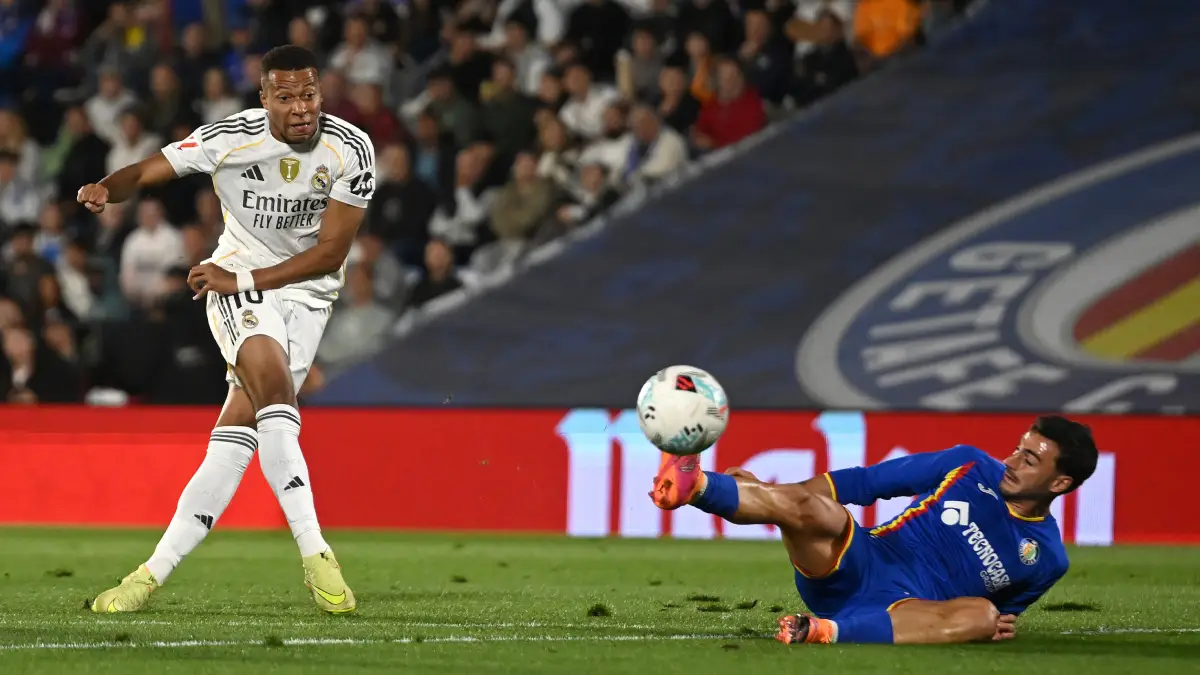 GETAFE, SPAIN - OCTOBER 19: Kylian Mbappe of Real Madrid shoots whilst under pressure from Juan Iglesias of Getafe CF during the LaLiga EA Sports match between Getafe CF and Real Madrid CF at Coliseum Alfonso Perez on October 19, 2025 in Getafe, Spain. (Photo by Denis Doyle/Getty Images)