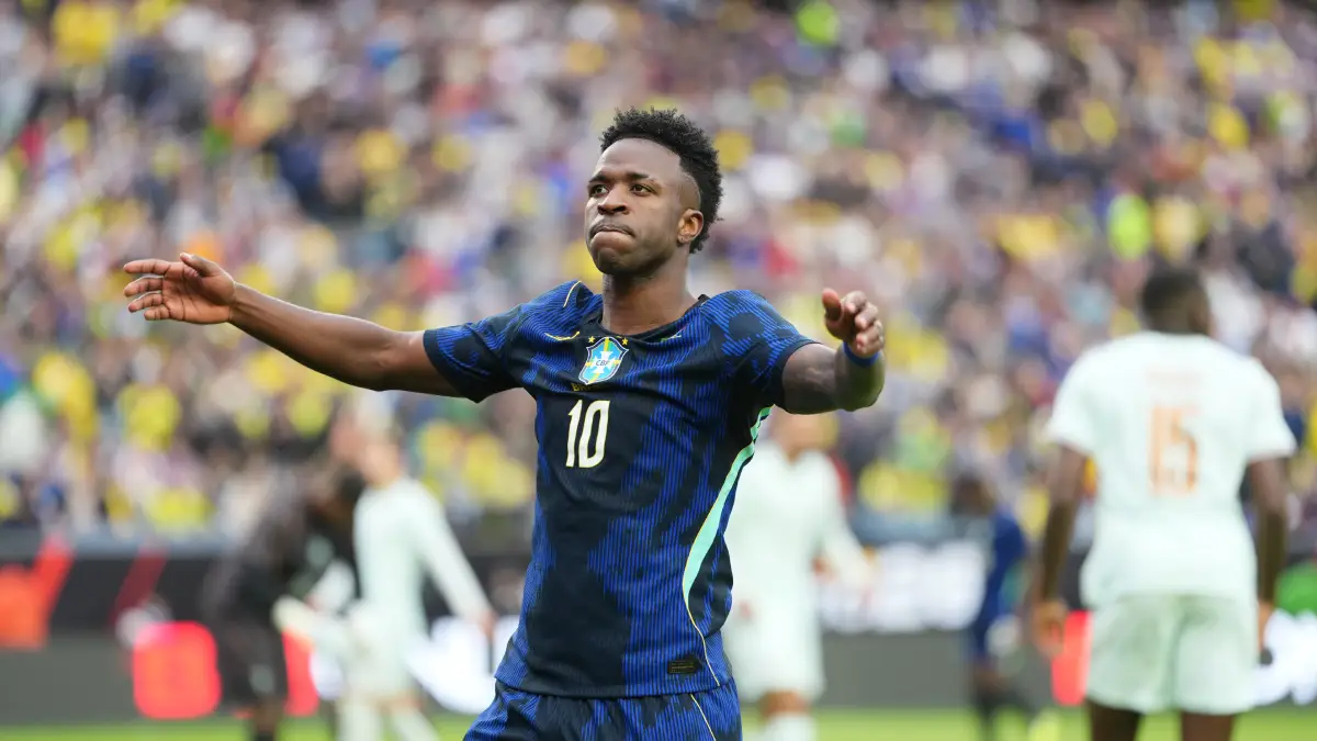  Vinicius Jr pose avec la nouvelle collection Havaianas lors du lancement à Madrid, illustrant son rôle de machine marketing du football mondial.  (Photo by Michael Owens/Getty Images)