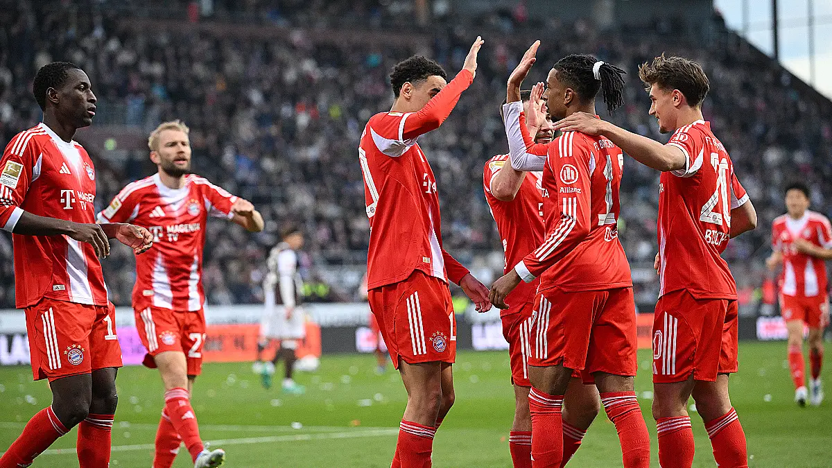 Les joueurs du Bayern Munich célébrant un but inscrit en Bundesliga. (Photo by Stuart Franklin/Getty Images)