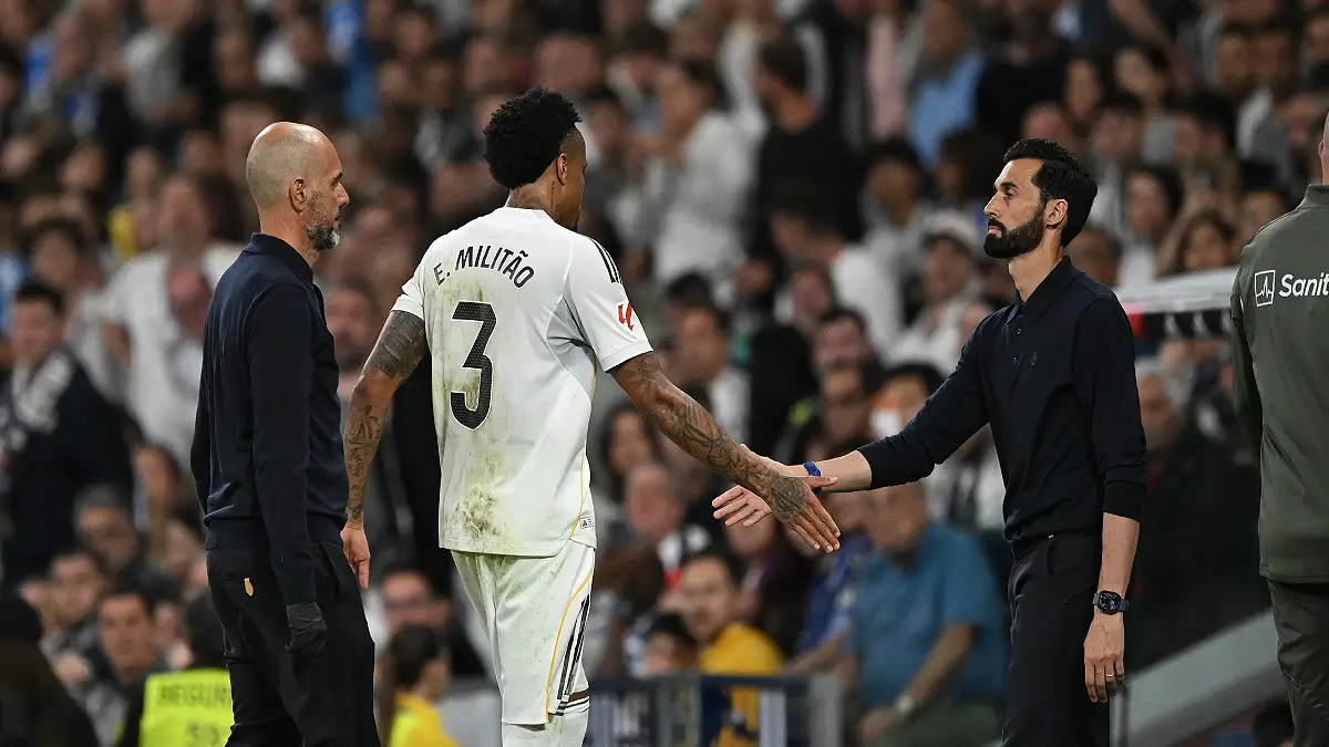 MADRID, SPAIN - APRIL 21: Eder Militao of Real Madrid with Alvaro Arbeloa, Head Coach of Real Madrid, as he is substituted after sustaining an injury during the LaLiga EA Sports match between Real Madrid CF and Deportivo Alaves at Estadio Santiago Bernabeu on April 21, 2026 in Madrid, Spain. (Photo by Denis Doyle/Getty Images)