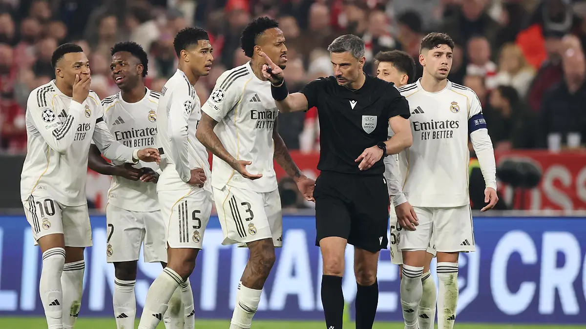 MUNICH, ALLEMAGNE – 15 AVRIL : Les joueurs du Real Madrid échangent quelques mots avec l'arbitre Slavko Vincic après l'expulsion d'Eduardo Camavinga (Real Madrid), suite à un deuxième carton jaune, lors du quart de finale retour de la Ligue des champions de l'UEFA 2025/26 opposant le FC Bayern Munich au Real Madrid CF à la Football Arena Munich le 15 avril 2026 à Munich, en Allemagne. (Photo : Alex Grimm/Getty Images)
