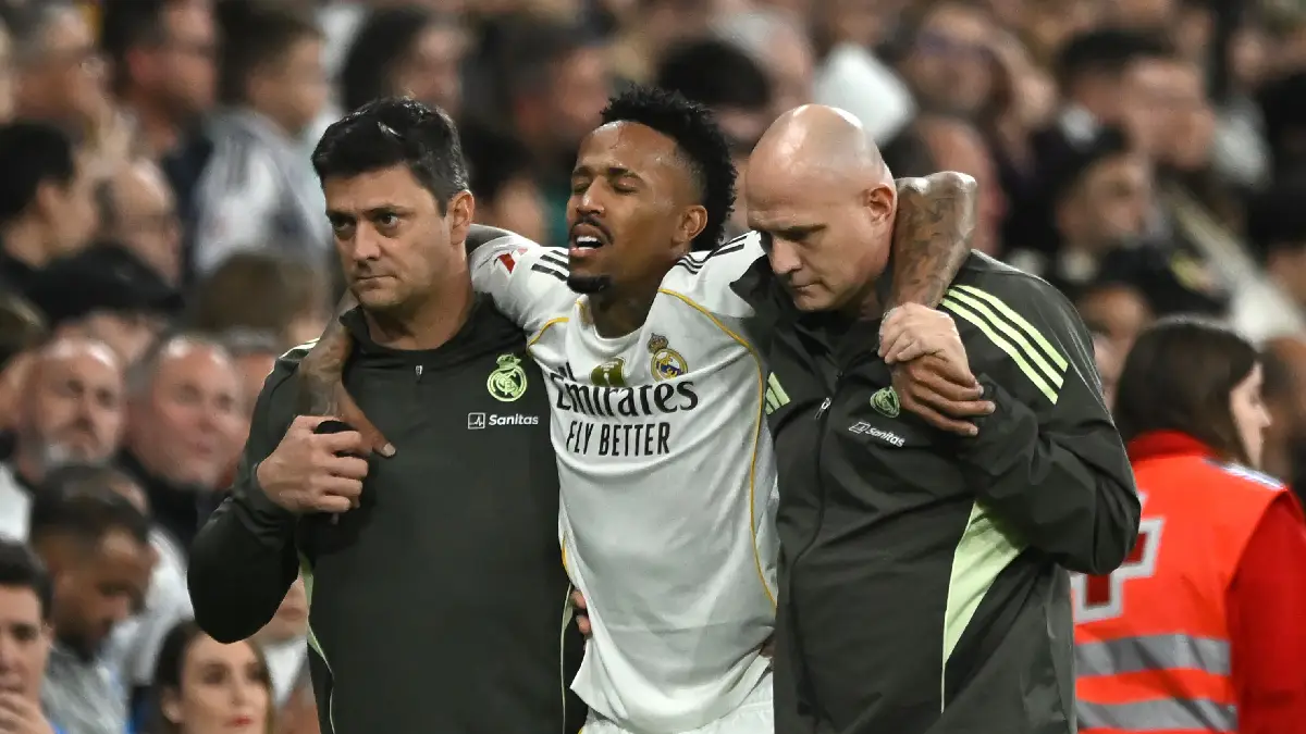MADRID, SPAIN - DECEMBER 07: Eder Militao of Real Madrid leaves the field after suffering an injury during the LaLiga EA Sports match between Real Madrid CF and RC Celta de Vigo at Estadio Santiago Bernabeu on December 07, 2025 in Madrid, Spain. (Photo by Denis Doyle/Getty Images)