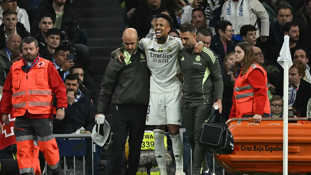 MADRID, SPAIN - DECEMBER 07: Eder Militao of Real Madrid leaves the field after suffering an injury during the LaLiga EA Sports match between Real Madrid CF and RC Celta de Vigo at Estadio Santiago Bernabeu on December 07, 2025 in Madrid, Spain. (Photo by Denis Doyle/Getty Images)