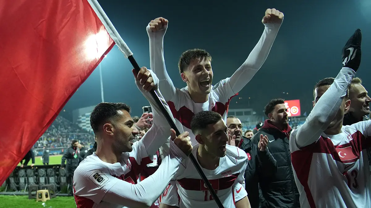 Arda Güler, joueur du Real Madrid, célèbre avec la Turquie la première qualification du pays en Coupe du monde depuis 2002 (Photo by Ferdi Limani/Getty Images)