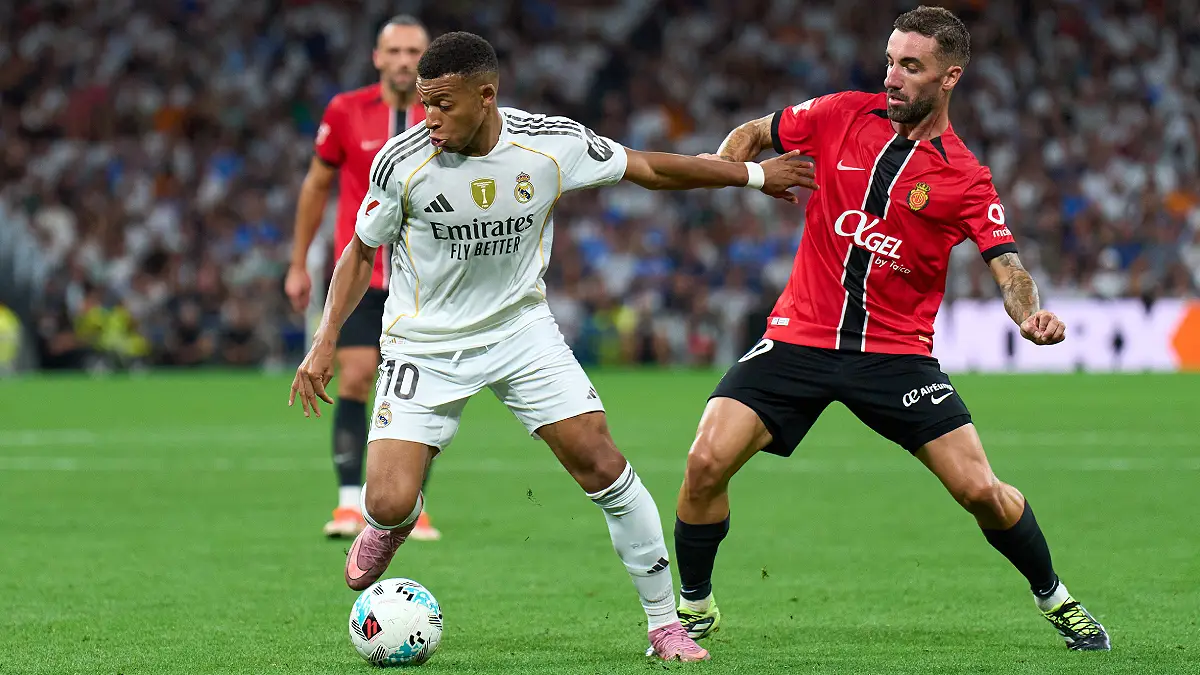 MADRID, SPAIN - AUGUST 30: Kylian Mbappe of Real Madrid is challenged by Sergi Darder of RCD Mallorca during the LaLiga EA Sports match between Real Madrid CF and RCD Mallorca at Estadio Santiago Bernabeu on August 30, 2025 in Madrid, Spain. (Photo by Angel Martinez/Getty Images)