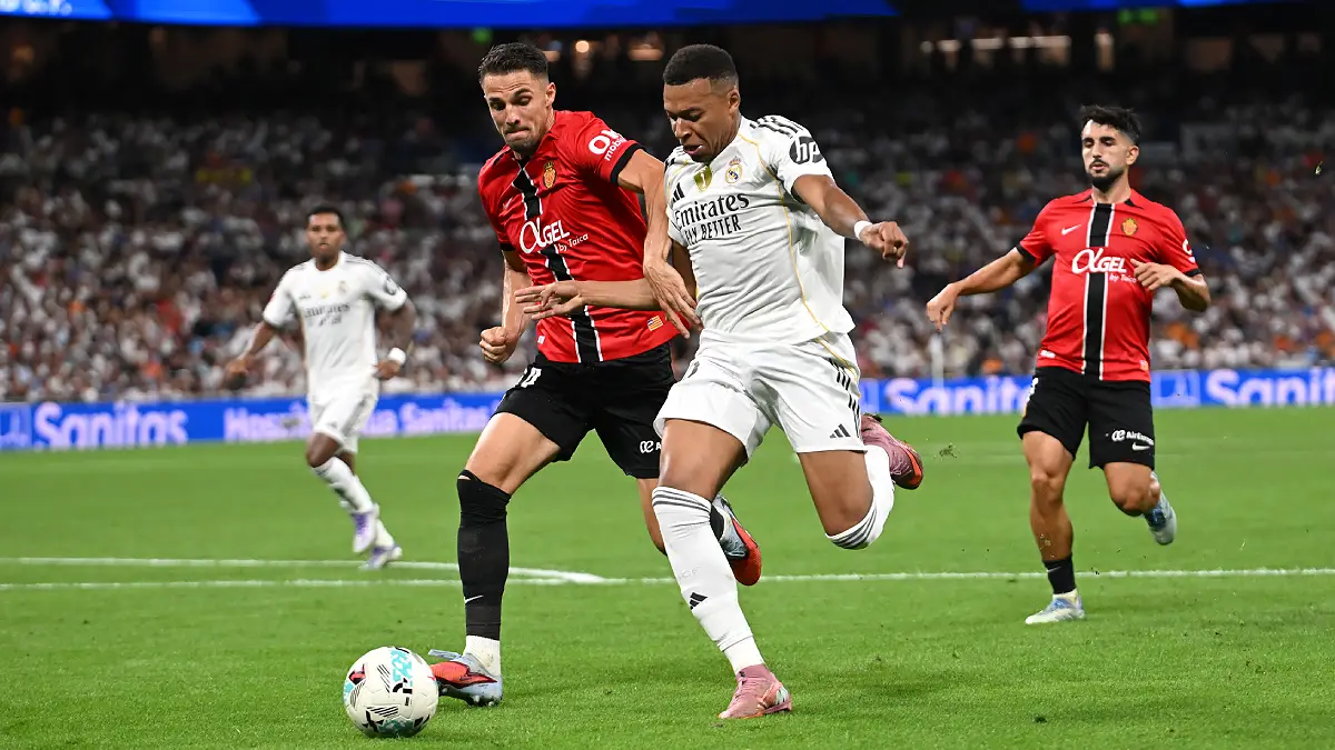 MADRID, SPAIN - AUGUST 30: Kylian Mbappe of Real Madrid is challenged by Martin Valjent of RCD Mallorca during the LaLiga EA Sports match between Real Madrid CF and RCD Mallorca at Estadio Santiago Bernabeu on August 30, 2025 in Madrid, Spain. (Photo by Denis Doyle/Getty Images)