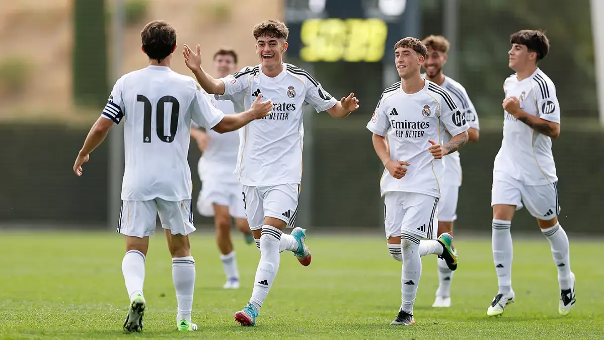 La Juvenil A du Real Madrid célèbre son titre (realmadrid.com)