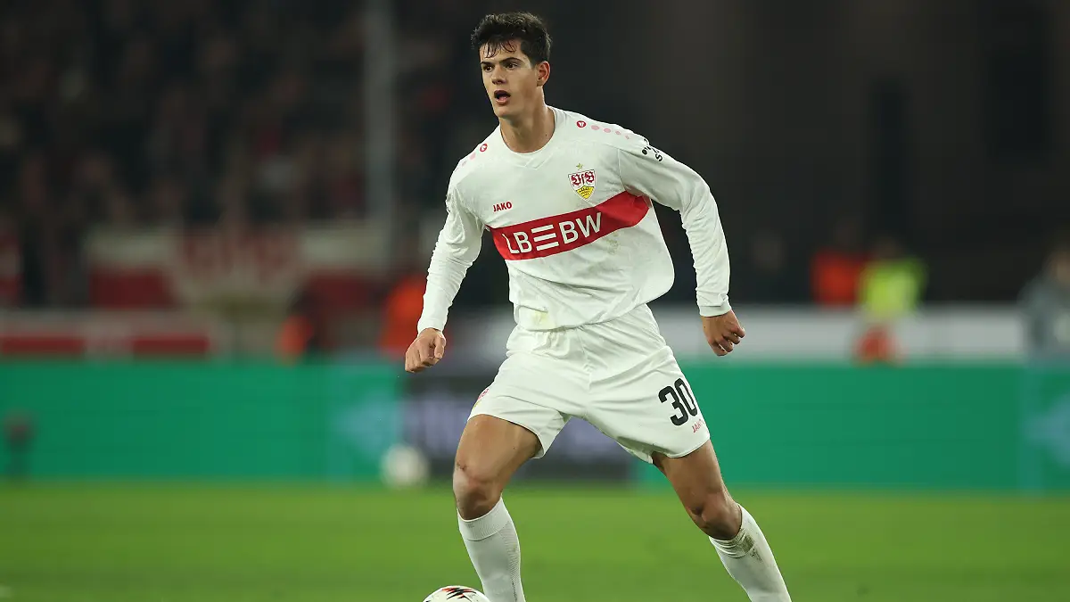 STUTTGART, GERMANY - JANUARY 29: Chema Andres of VfB Stuttgart controls the ball during the UEFA Europa League 2025/26 League Phase MD8 match between VfB Stuttgart and BSC Young Boys at Stuttgart Arena on January 29, 2026 in Stuttgart, Germany. (Photo by Alex Grimm/Getty Images)