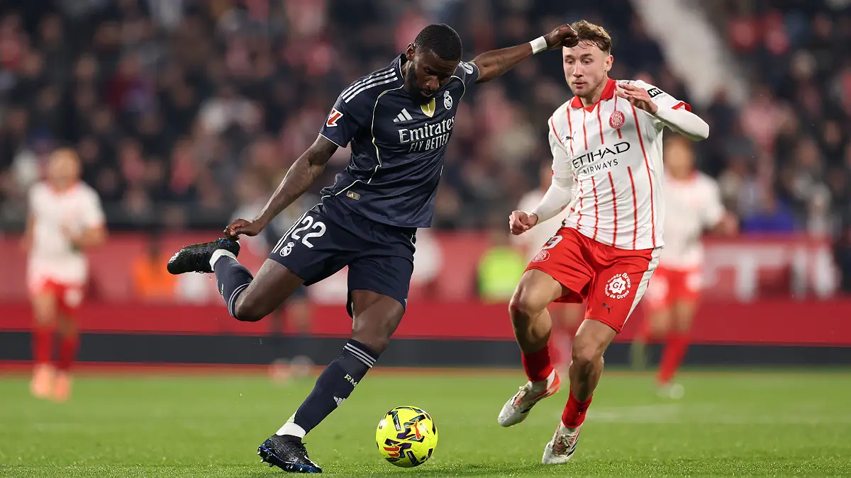 GIRONA, SPAIN - NOVEMBER 30: Antonio Ruediger of Real Madrid passes the ball whilst under pressure from Vladyslav Vanat of Girona during the LaLiga EA Sports match between Girona FC and Real Madrid CF at Montilivi Stadium on November 30, 2025 in Girona, Spain. (Photo by Judit Cartiel/Getty Images)