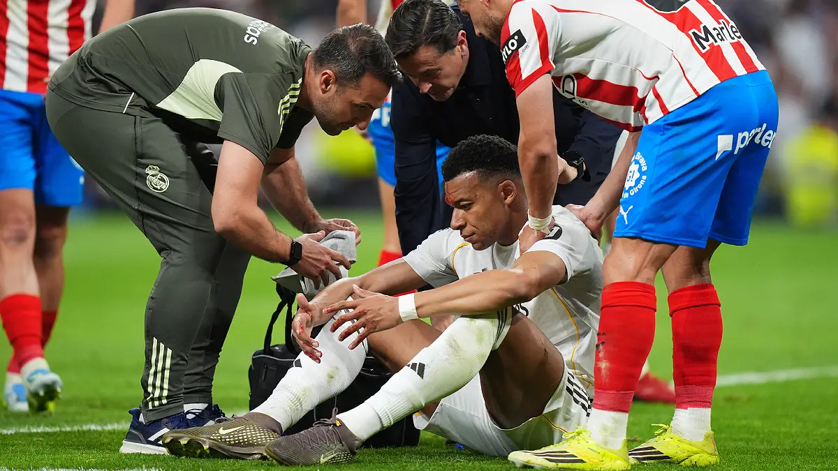MADRID, SPAIN - APRIL 10: Kylian Mbappe of Real Madrid receives medical treatment during the LaLiga EA Sports match between Real Madrid CF and Girona FC at Estadio Santiago Bernabeu on April 10, 2026 in Madrid, Spain. (Photo by Angel Martinez/Getty Images)