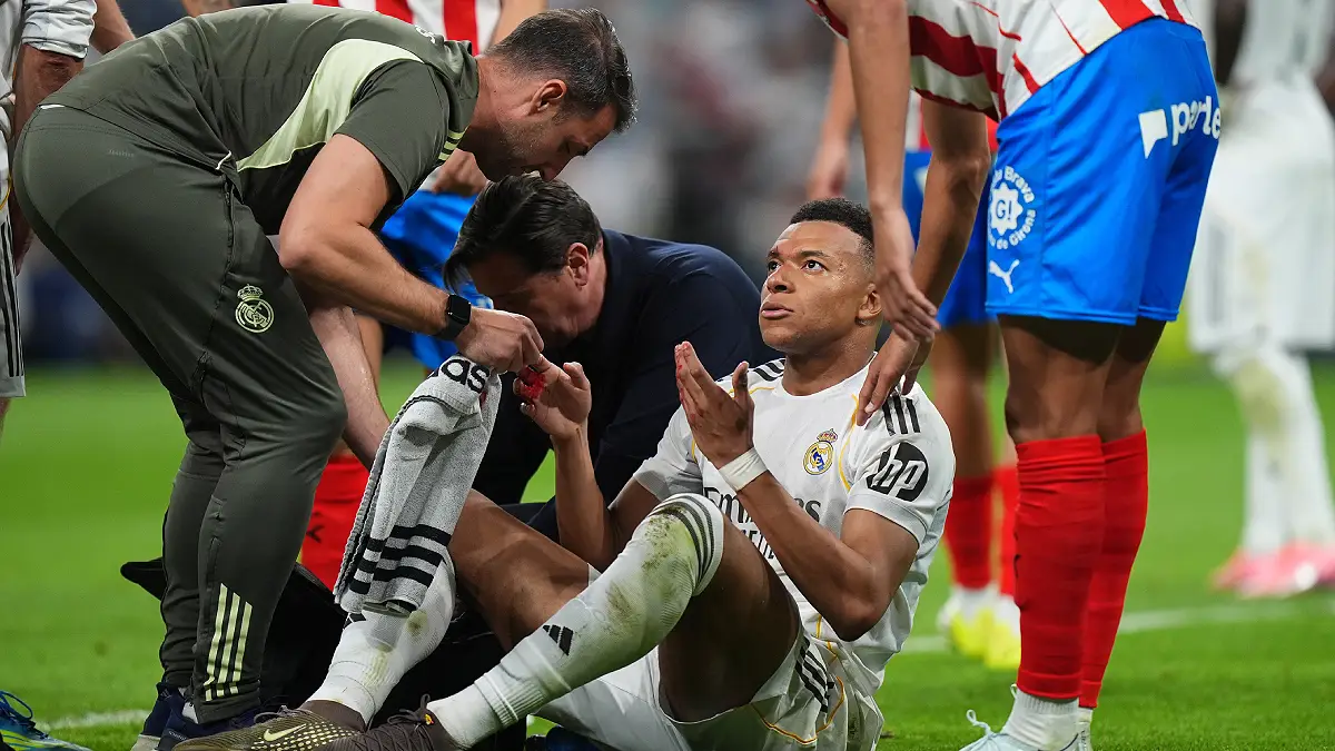 MADRID, SPAIN - APRIL 10: Kylian Mbappe of Real Madrid receives medical treatment during the LaLiga EA Sports match between Real Madrid CF and Girona FC at Estadio Santiago Bernabeu on April 10, 2026 in Madrid, Spain. (Photo by Angel Martinez/Getty Images)