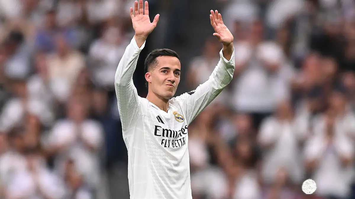 MADRID, SPAIN - MAY 24: Lucas Vazquez of Real Madrid shows appreciation to the fans as he is substituted off the pitch during the LaLiga match between Real Madrid CF and Real Sociedad at Estadio Santiago Bernabeu on May 24, 2025 in Madrid, Spain. (Photo by Denis Doyle/Getty Images)